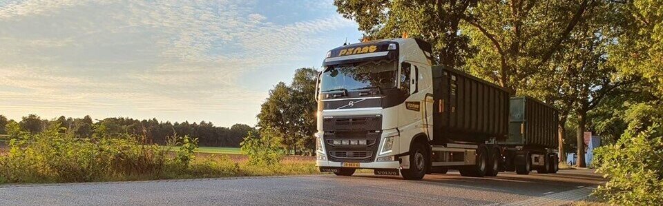 Volvo containerauto in avondzon.jpg